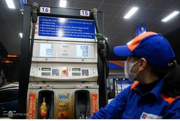 Giá xăng giảm gần 4.000 đồng một lít